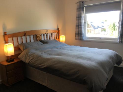 Un pat sau paturi într-o cameră la Modern 1 Bedroom Apartment central Inverness city