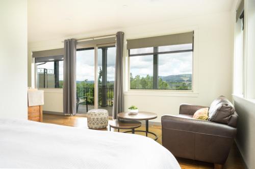 um quarto com uma cama, um sofá e janelas em The Setting Inn Willamette Valley em Newberg