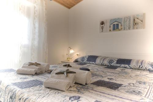 three beds in a room with at Casa Lucia in Olbia