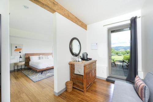 The Setting Inn Willamette Valleyにあるベッド