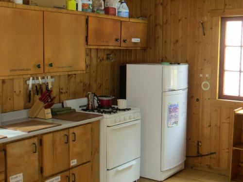 uma cozinha com um fogão e um frigorífico branco em HI Rampart Creek - Hostel em Saskatchewan River Crossing
