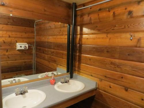 Kylpyhuone majoituspaikassa HI Kananaskis Wilderness - Hostel