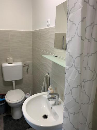 A bathroom at Komo Apartment