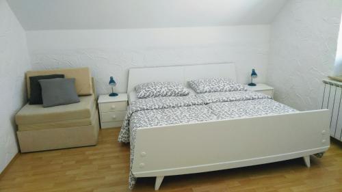 A bed or beds in a room at Guest House Kolić