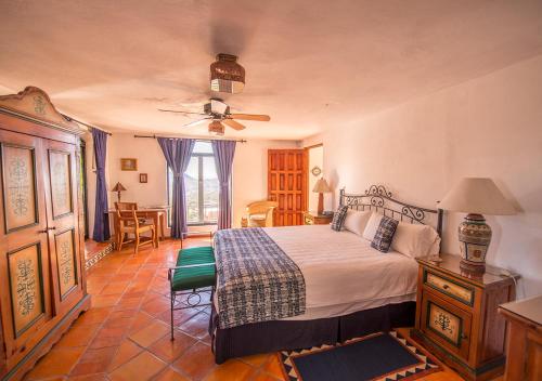 a bedroom with a bed and a ceiling fan at Casa Estrella de la Valenciana Hotel Boutique in Guanajuato