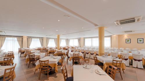 A restaurant or other place to eat at Hotel Ruta del Duero