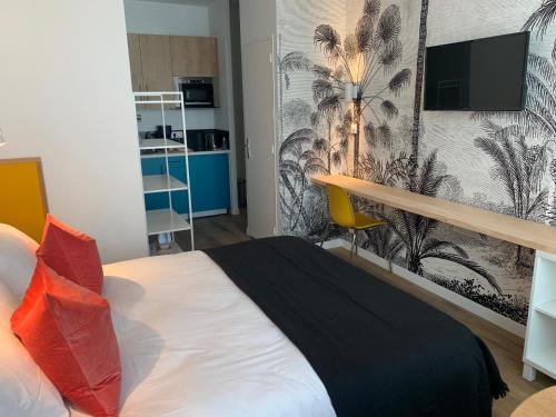 a bedroom with a bed and a wall with a mural at TY STUDIOS Hyper Centre Ville in Brest