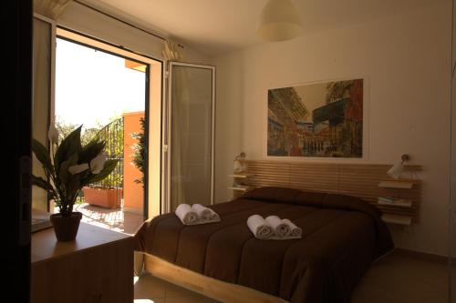 een slaapkamer met een bed met twee handdoeken erop bij Villa Santa Barbara in Cefalù