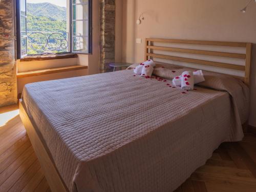 a bedroom with a bed with two stuffed animals on it at Cà Piodèe in Faggeto Lario 
