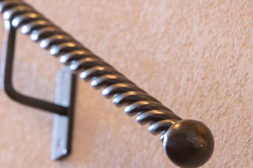a black bead is hanging from a wall at Cà Piodèe in Faggeto Lario 