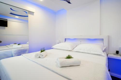 a bedroom with a white bed with two towels on it at JURE in Sali