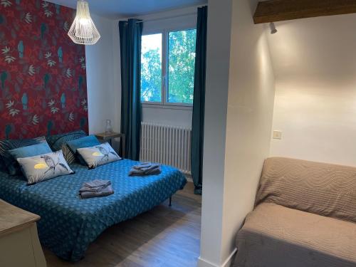 une petite chambre avec un lit et une fenêtre dans l'établissement Suite alcôve confort, à Freneuse