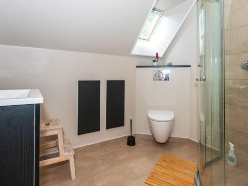 een badkamer met een toilet en een wastafel bij Apartment Lemvig XXXIX in Lemvig