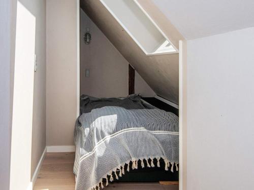 een bed in een kamer met een dakraam bij Apartment Lemvig XXXIX in Lemvig