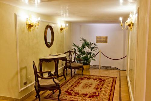 a dining room with a table and chairs at Grand Hotel Majestic gia' Baglioni in Bologna