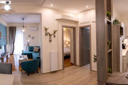 ヴォロスにあるD3 Central Stylish Apartmentの青いソファとテーブルのあるリビングルーム