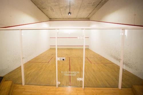 a room with a glass door in a tennis court at Amadores Beach Apartments in Mogán