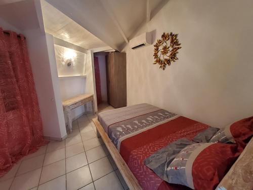 a small bedroom with a bed in a room at Yxelatam Appartements de luxe vue mer mémorial act Pointe-à-Pitre in Pointe-à-Pitre