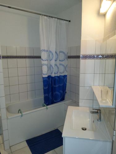 Un baño de Yxelatam Appartements de luxe vue mer mémorial act Pointe-à-Pitre