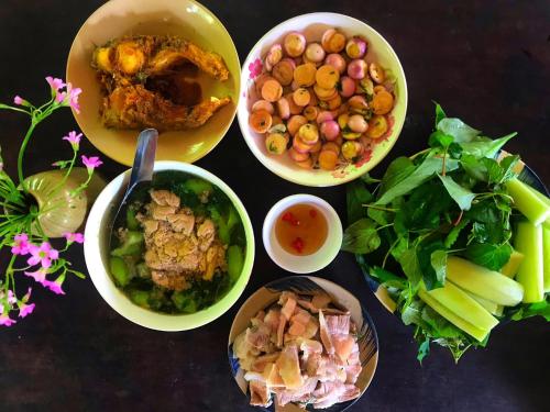 Thái NguyênにあるTùng Núi Homestayの食野菜の盛り合わせ
