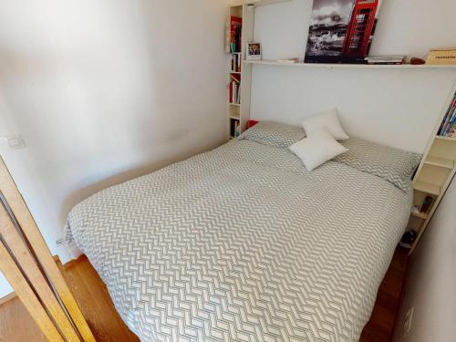 - une petite chambre avec un lit dans l'établissement Studio Menton, 1 pièce, 4 personnes - FR-1-196-288, à Menton