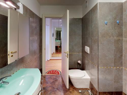 La salle de bains est pourvue d'un lavabo, de toilettes et d'une douche. dans l'établissement Studio Menton, 1 pièce, 4 personnes - FR-1-196-288, à Menton