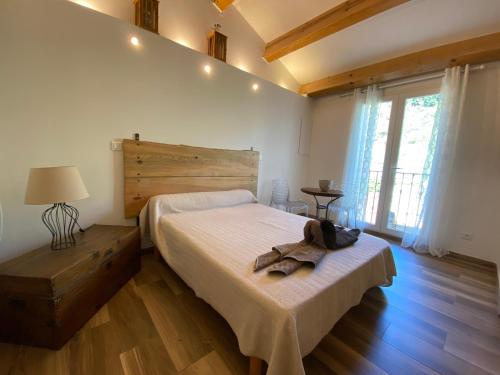 Postel nebo postele na pokoji v ubytování A MANDRIA, appartements avec cuisine 30m2, patio, vue Montagnes et citadelle, 5 minutes à pied du centre ville et des rivières