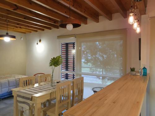 a kitchen and dining room with a wooden table and chairs at Centinelas del Paraiso in Villa La Angostura