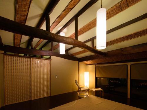 Habitación con cama y silla. en Onomichi Senkouji Sakano Rian Fuu, en Onomichi