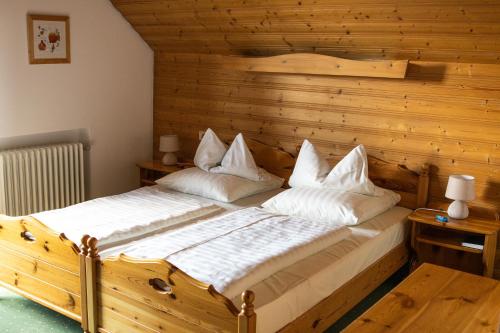 Llit o llits en una habitació de Gästehaus Eder