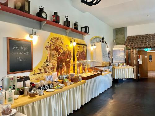 a shop with a counter with food on it at Ferienhotel Alter Bahnhof garni in Prerow