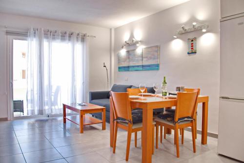 a kitchen and dining room with a table and chairs at MEDANO4YOU Cabezo at Marineda in El Médano