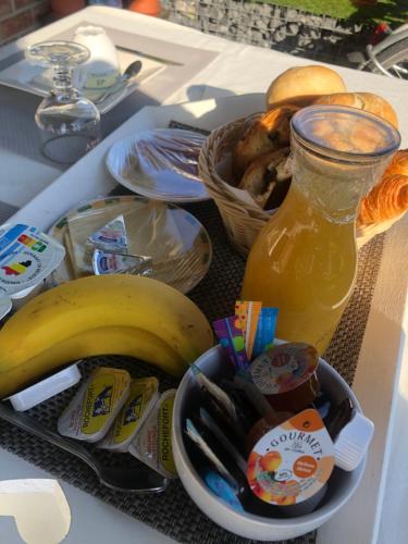 a tray of food with a banana and a jar of honey at Khon Thai's House Brugge in Bruges