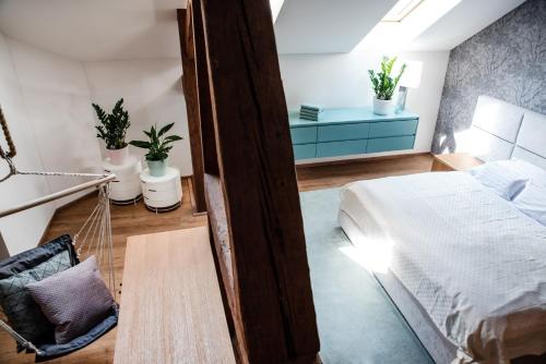 Un pat sau paturi într-o cameră la ATRIO Apartments