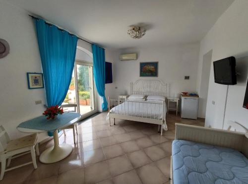 een woonkamer met een bed en een bank bij Sweet Home in Ischia