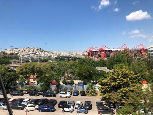 un estacionamiento con autos estacionados frente a un estadio en Metropolitan Complex Suite 2@faliro en Piraeus
