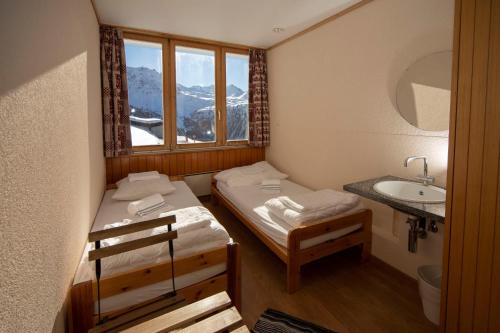 Tempat tidur dalam kamar di Tignousa logement de groupes et individuels