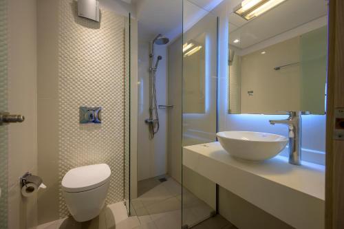 Ett badrum på Mythos Suites Hotel
