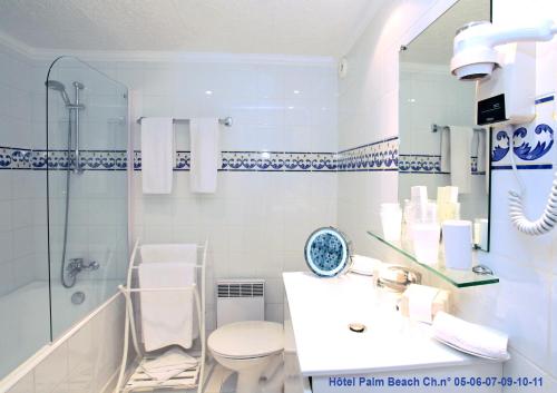 W łazience znajduje się umywalka, toaleta i prysznic. w obiekcie HOTEL PALM BEACH w Cannes