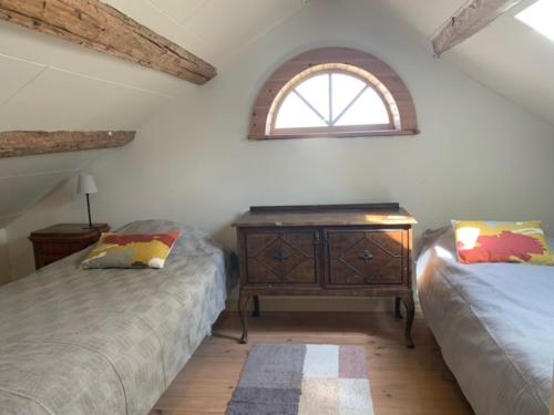 Ένα ή περισσότερα κρεβάτια σε δωμάτιο στο Hultets gård