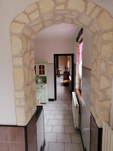 une voûte dans une cuisine dotée de carrelage. dans l'établissement La Clé des Champs, à Longueval