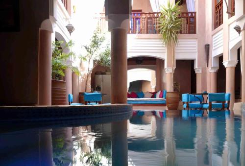 - une piscine au milieu d'un bâtiment dans l'établissement Riad Turquoise, à Marrakech