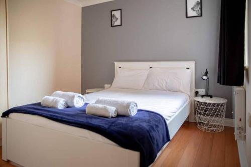 Llit o llits en una habitació de Central 2 Bed 2 Bath Flat with Parking by CozyNest