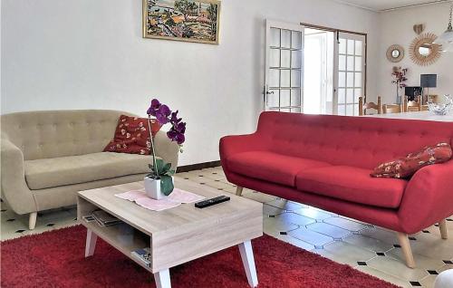 Χώρος καθιστικού στο 2 Bedroom Cozy Home In Saint Trinit