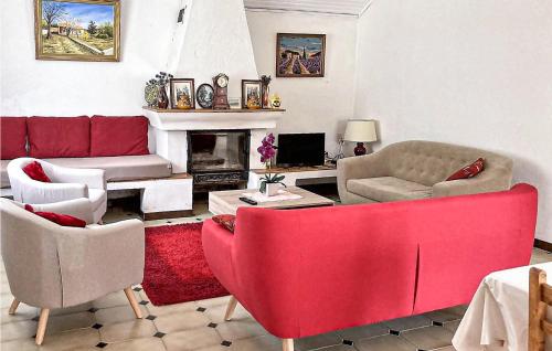 Χώρος καθιστικού στο 2 Bedroom Cozy Home In Saint Trinit
