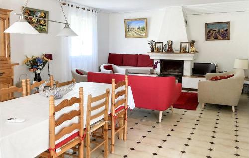 un salon avec une table et des chaises rouges dans l'établissement 2 Bedroom Cozy Home In Saint Trinit, à Sault