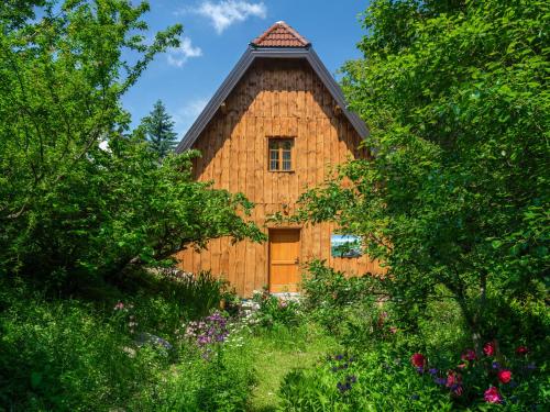 Aed väljaspool majutusasutust Yeti Cabin