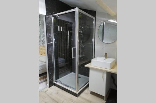 La salle de bains est pourvue d'une douche, d'un lavabo et d'un miroir. dans l'établissement Studio ,Centre Historique , Entrée Autonome, à Montélimar