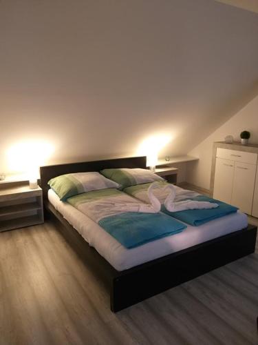 una camera da letto con un letto grande con due cuscini di Arapartman a Zamárdi