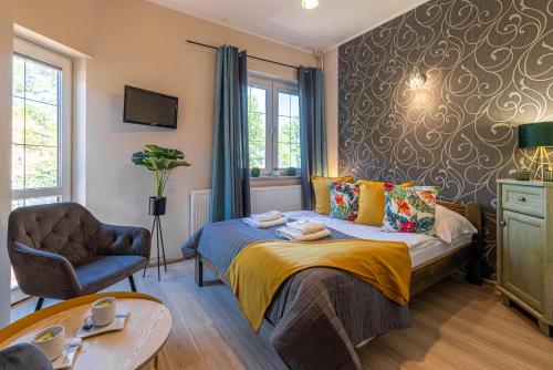 クリニツァ・モルスカにあるMonikaのベッドルーム1室(ベッド1台、椅子、テーブル付)